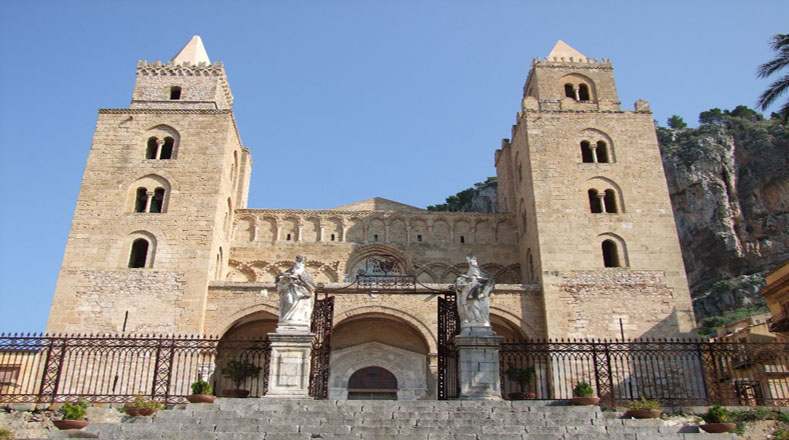 La Catedral de Cefalú fue consagrada en la fiesta de Pentecostés del año 1131 por encargo del rey Ruggero II de Sicilia.