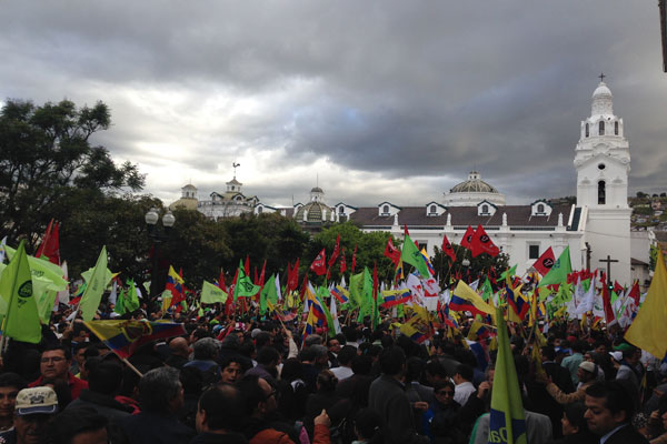 La concentración se organizó ante las marchas opositores y denuncias de la víspera del gobernante ecuatoriano y de sus ministros de que las protestas de este jueves buscaban tomarse el palacio de gobierno.  