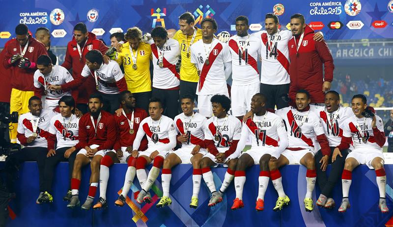 Jugadores de Perú con las medallas de bronce al finalizar el partido Perú-Paraguay.