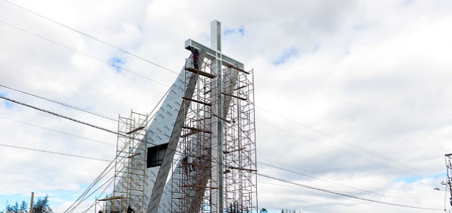 La cruz de 24 metros de altura acompañará el sermón de Francisco