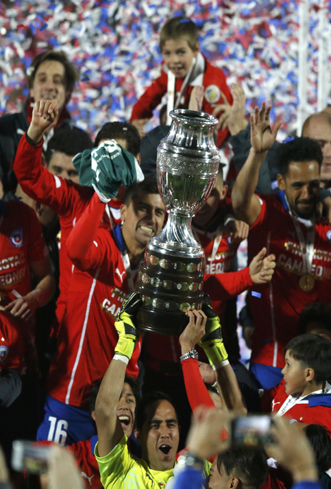 Chile celebra con el trofeo tras derrotar a Argentina.