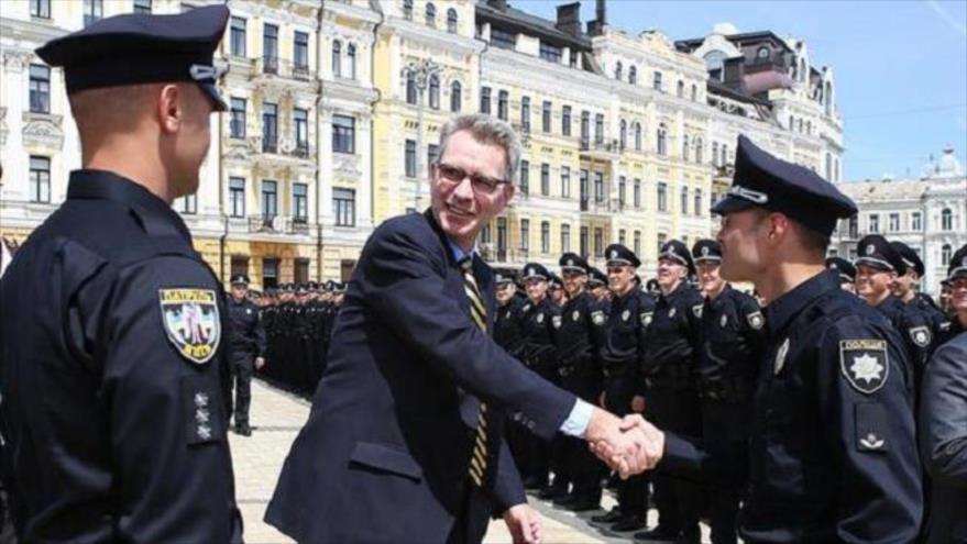 El embajador de EE.UU. en Ucrania, mientras saludaba a los nuevos oficiales de Policía en Kiev.