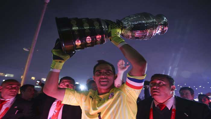 El cancerbero chileno mostró el trofeo a los aficionados