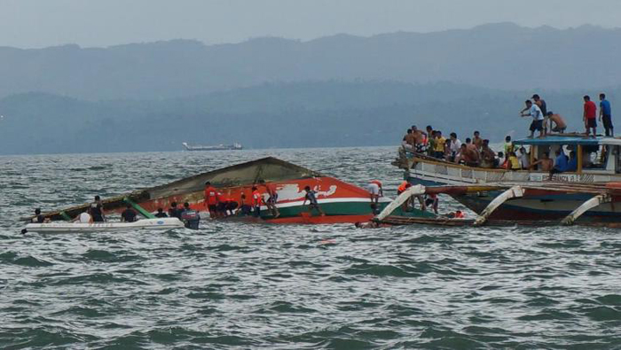 Las investigaciones apuntan a que el ferry se volcó luego de un giro violento.