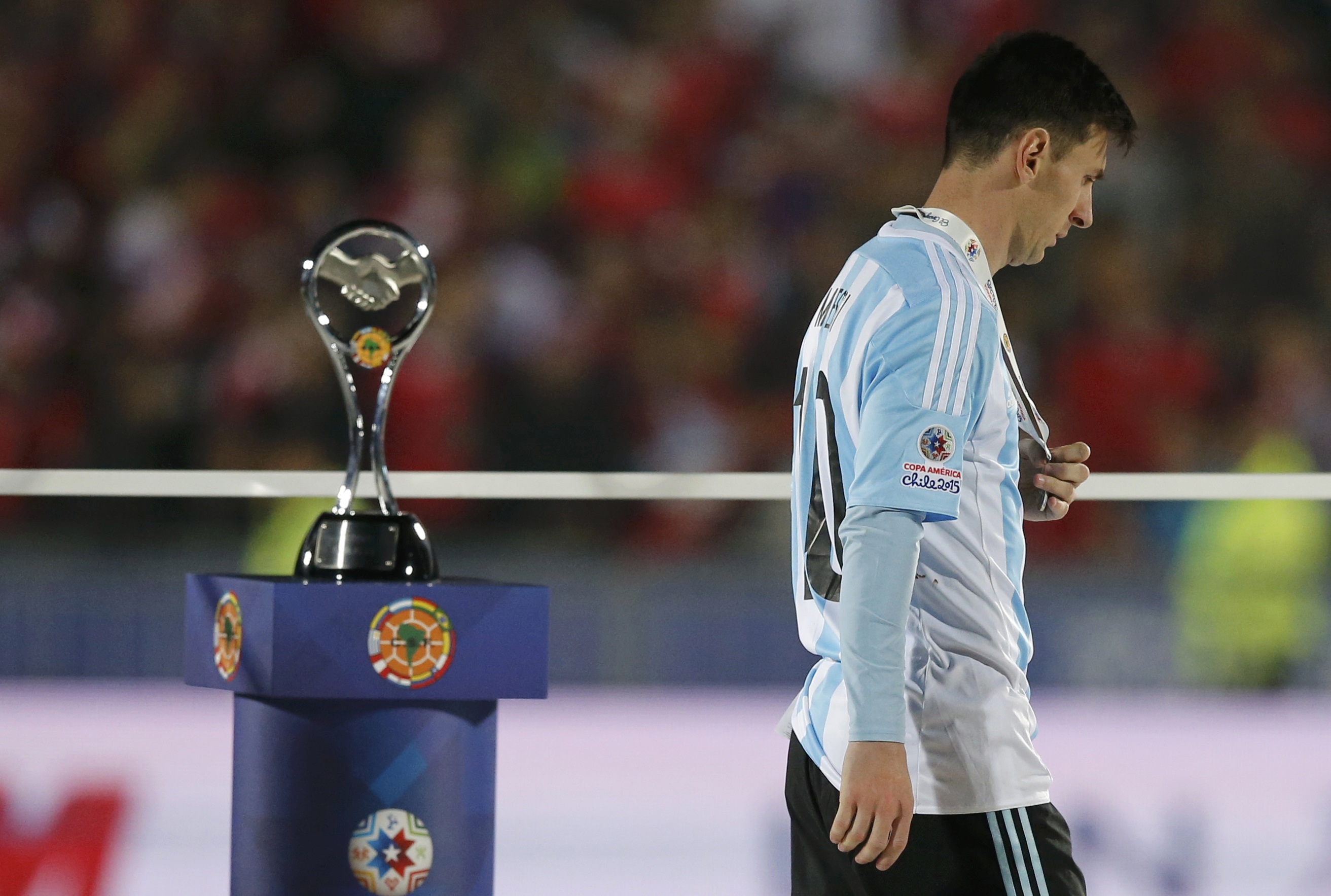 Lionel Messi camina con su medalla de plata durante el acto de presentación después de Chile derrotó a su equipo en la Copa América 2015.