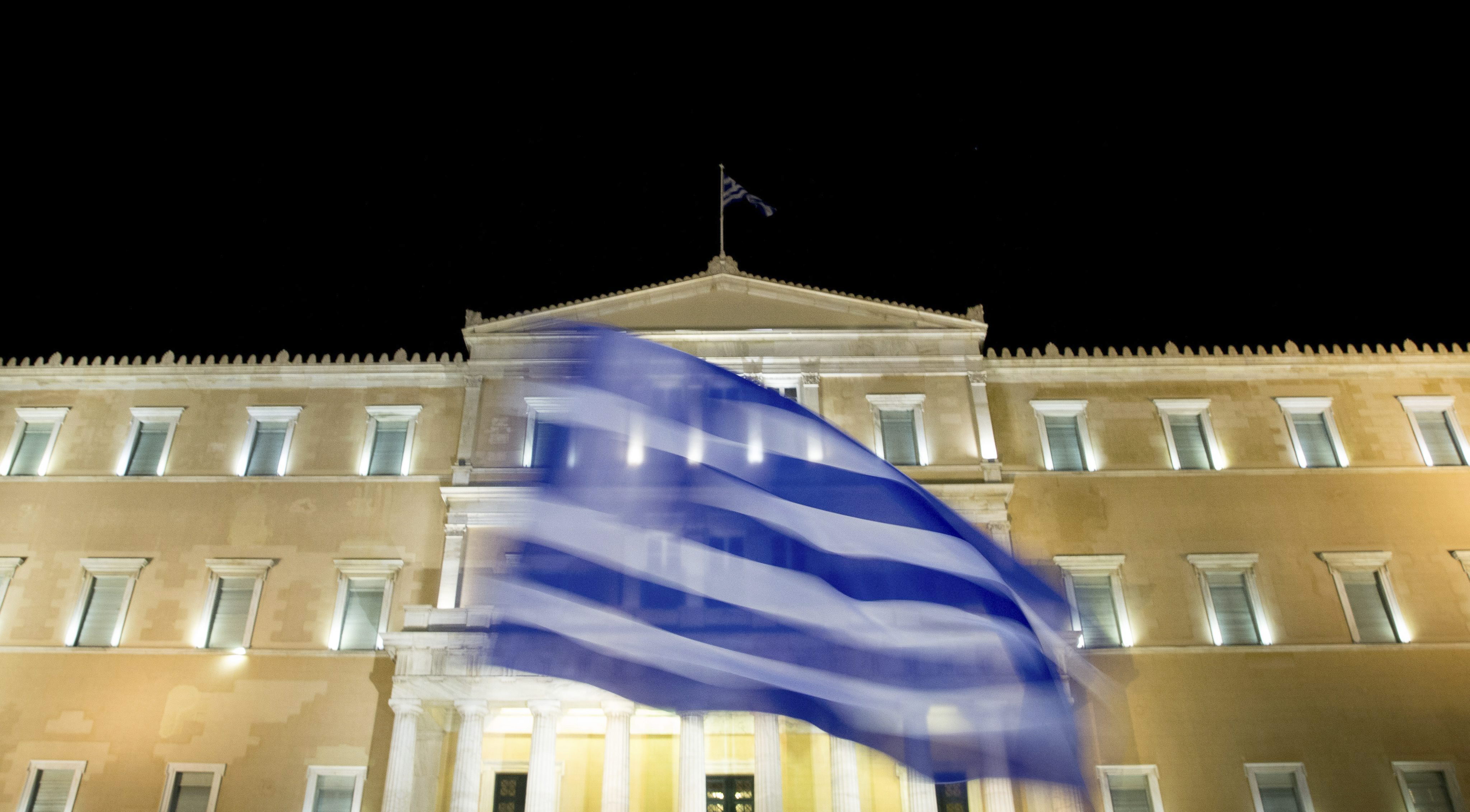 El Parlamento griego debe aprobar todas las leyes de reforma en un lapso de 48 horas a fin de recibir “el rescate”.