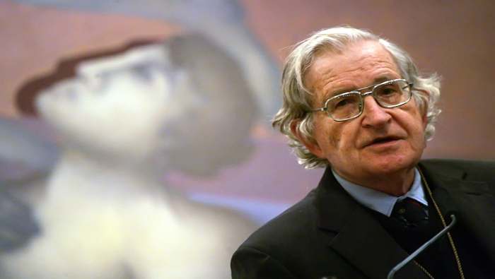 Chomsky aboga por la mejora económica de Grecia.