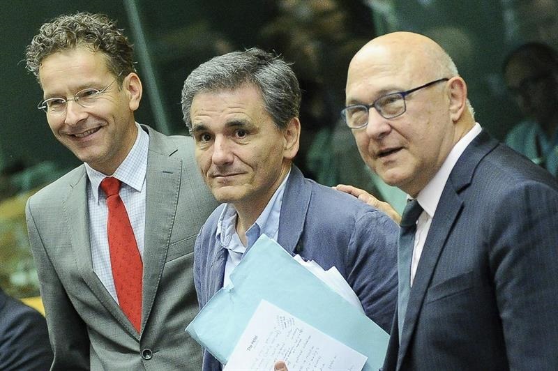 El presidente del Eurogrupo, Jeroen Dijsselbloem (izq), y el responsable galo de Finanzas, Michel Sapin (dcha), junto al nuevo ministro griego de Finanzas, Euclides Tsakalotos (c) antes del inicio de la cumbre.