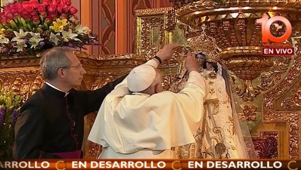 El Papa reverencia a la virgen de El Quinche durante su visita a esa parroquia ecuatoriana. 