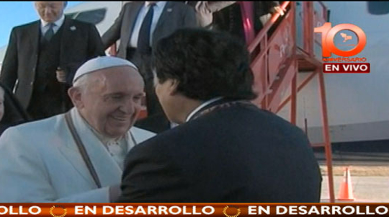 Tras bajarse del avión el papa fue recibido por el presidente Evo Morales, quien le colocó en el cuello una pequeña bolsa de tela que sirve para trasladar coca.
