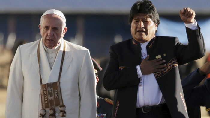 El himno nacional de Bolivia dio el inició al acto oficial del recibimiento del papa Francisco.