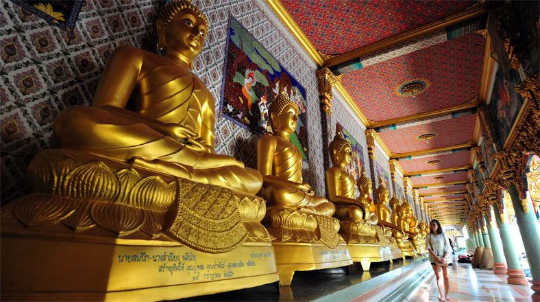 En la ciudad existen muchos templos budistas, entre los que destacan los templos Wat Pho y Wat Arun.