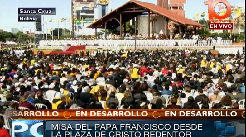 Miles de personas se congregaron este jueves en la plaza Cristo Redentor de Santa Cruz, en Bolivia, para escuchar al papa Francisco.
