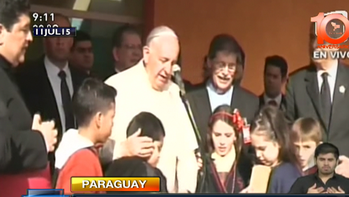 El Pontífice fue recibido con abrazos de los niños.