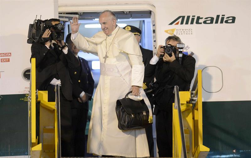 El papa Francisco se despedida hoy, domingo 12 de julio de 2015, en el aeropuerto internacional Silvio Pettirossi de Asunción (Paraguay), durante su ultimo día de visita al país
