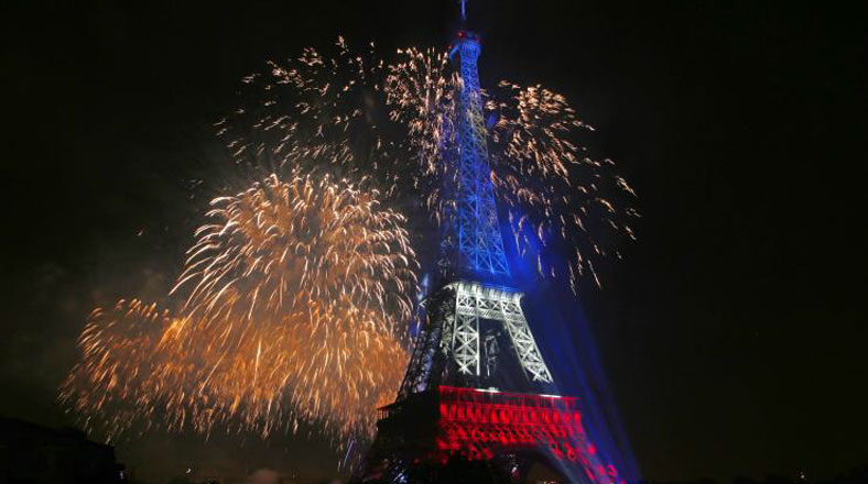 Fuegos artificiales alrededor de la Torre Eiffel con motivo de los festejos por el Día Nacional de Francia. 