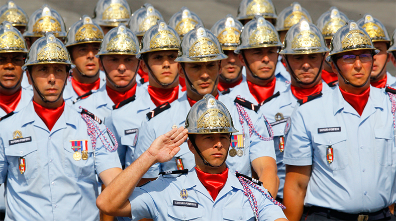 Los bomberos franceses representaron a otra de las fuerzas presentes en la parada militar. 