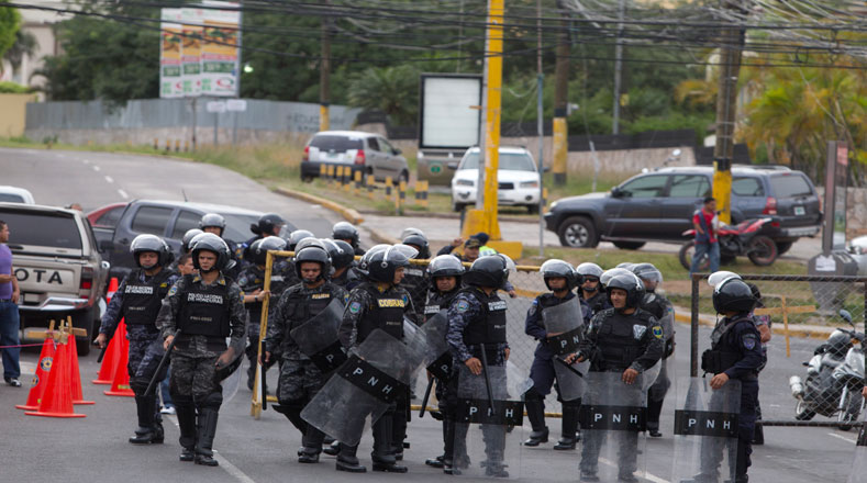 La Policía de Honduras impidió que los manifestantes se acercaran a la Casa Presidencial.