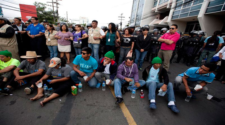 Hondureños protestan contra la corrupción y exigen la renuncia del presidente Juan Orlando Hernández