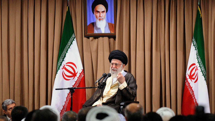 Jameneí aseguró que Irán seguirá apoyando a Siria, Irak y los pueblos oprimidos.