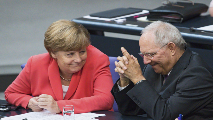 La canciller alemana, Angela Merkel y el ministro de Finanzas, Wolfgang Schäuble, durante la sesión extraordinaria de votación para el 