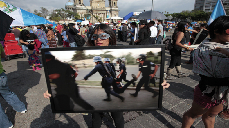 Centenares de guatemaltecos se reunieron en el Parque Central del casco histórico en Ciudad de Guatemala.