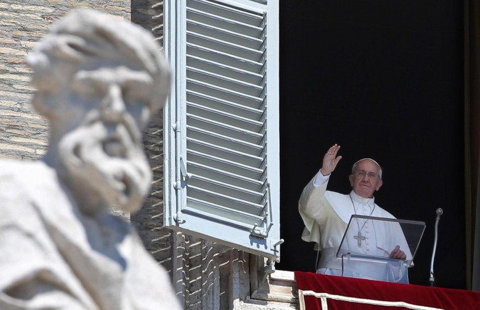 El papa Francisco rezó el tradicional Ángelus ante miles de feligreses.
