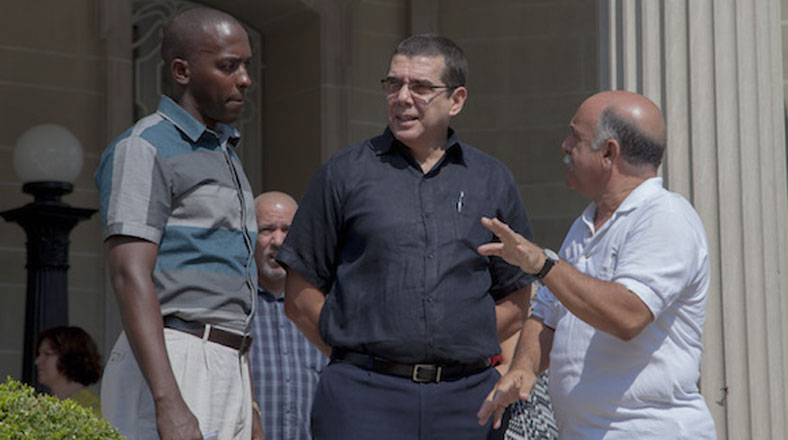 El jefe de la Misión de Cuba en Washington, José Ramón Cabañas (centro), junto al Jefe de Protocolo de la Cancillería, Miguel Lamazares Puello (derecha). 