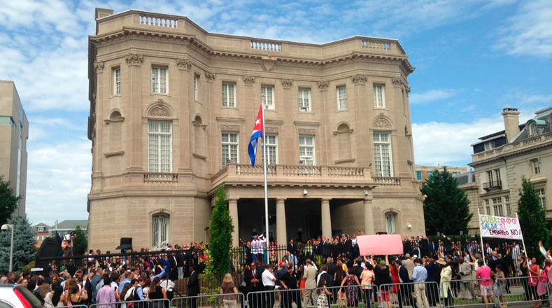 Luego de 54 años, ondea la bandera cubana en la embajada de Cuba en Estados Unidos.