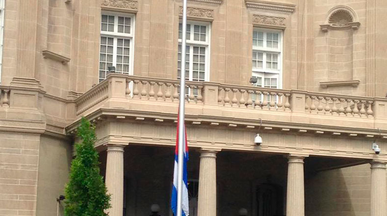 Momento en el que fue izada la bandera de Cuba en la embajada en Washington.
