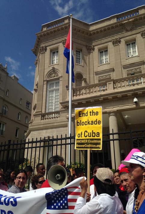 Manifestantes se congregaron en las afueras de la embajada cubana en EE.UU. para exigir el fin del bloqueo a la Isla caribeña.