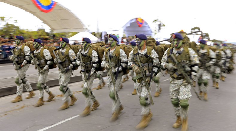 Unos 10 mil miembros de las Fuerzas Armadas y la Policía colombiana participaron en el desfile.