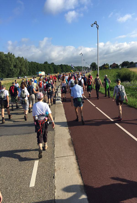 En la marcha de los cuatro días miles de participantes caminan 30, 40 o 50 kilómetros diarios.