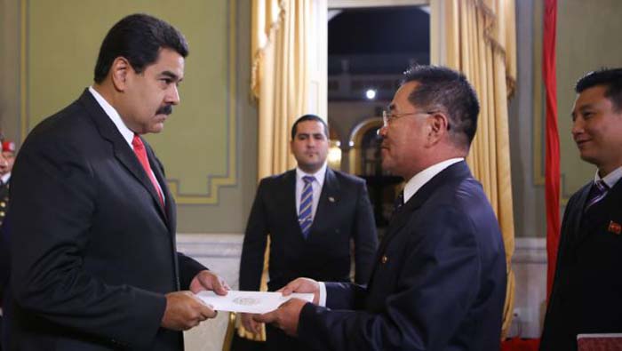 El presidente de Venezuela, Nicolás Maduro y el nuevo embajador chino Zhao Bentang.