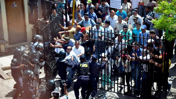 Los manifestantes irrumpieron en la Corte Suprema en Tegucigalpa.