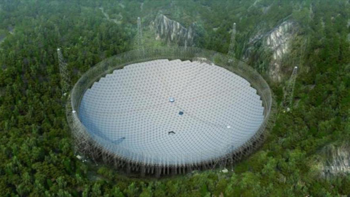 El tamaño estimado del radiotelescopio es aproximado a 30 campos de fútbol.