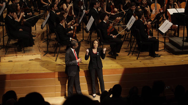 Los presentadores Rey Gómez y Marayira Chirinos también estuvieron presentes en el concierto por el décimo aniversario de teleSUR.