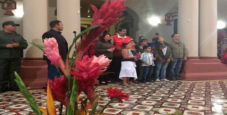 El mandatario venezolano, interpreta el himno nacional, junto a la Primera Combatiente, Cilia Flores e hijas y nietos de Hugo Chávez en el Cuartel de la Montaña