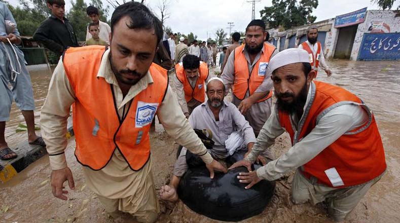 Las lluvias inundaron centenares de aldeas y dañaron mil 921 viviendas, mientras que unas 172 mil 016 personas fueron rescatadas de las zonas anegadas en las provincias de Punjab y Sindh.