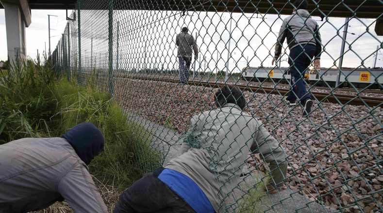 Los migrantes -algunos desplazados por los conflictos armados-, mueren tras intentar subir a trenes de mercancías con el fin de llegar a suelo británico.
