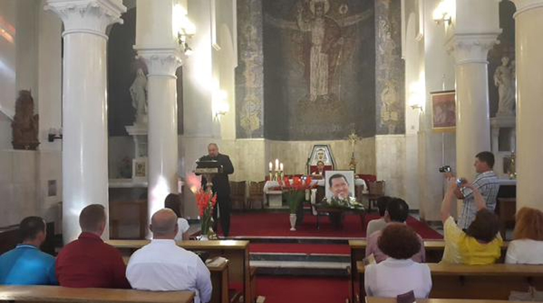 En Belgrado, Serbia, conmemoraron el nacimiento del Comandante Hugo Chávez con una liturgia por su descanso eterno.
