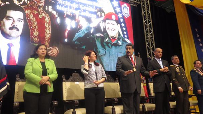 El presidente de Venezuela, Nicolás Maduro felicitó a los nuevos profesionales, graduados en revolución.