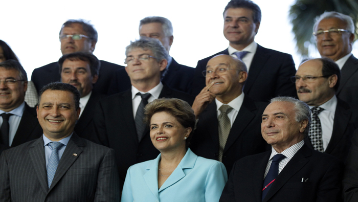 La mandataria posa junto al vicepresidente Michel Temer (d) y los 27 gobernadores brasileños al término de la reunión en Brasilia, capital.