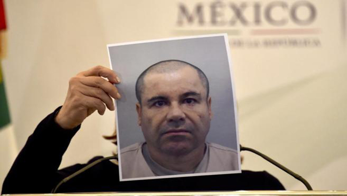 La procuradora Arely Gómez muestra una fotografía de 'El Chapo' en una rueda de prensa.