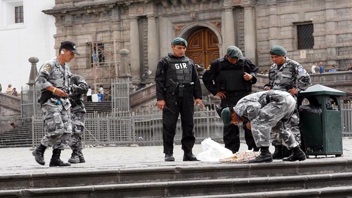 La Fiscalía de Ecuador solicitó los videos de vigilancias de las zonas aledañas a los dos diarios donde explotaron las bombas para contrastar datos.