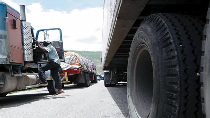 200 vehículos de carga dominicanos se trasladan diariamente hacia Haití.