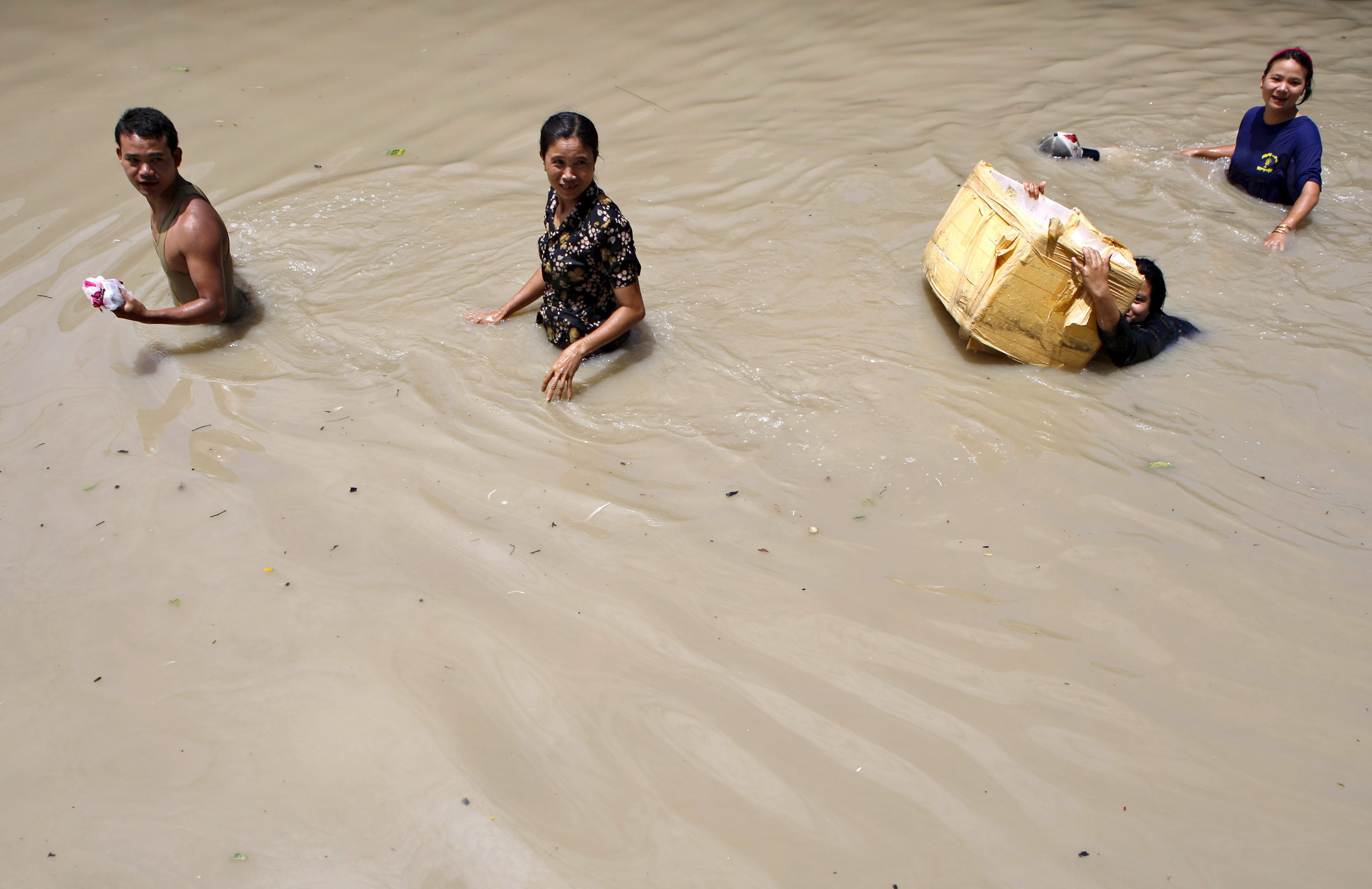 En Rakhine, la Cruz Roja ha registrado 300 casas afectadas y trasladado a mil 500 personas a otros lugares más seguros.