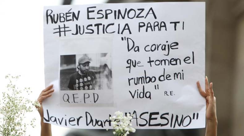 En varias pancartas solicitaban justicia por el asesinato de Espinosa.