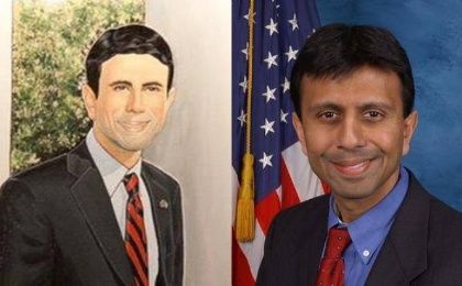 El candidato presidencial republicano Bobby Jindal (D) y su retrato blanqueado (I), que cuelga en su oficina. 