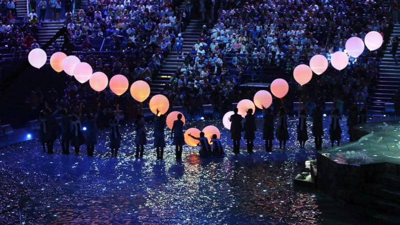 La ceremonia de apertura contó con la actuación de diversos cantantes rusos y un gran desfile colorido.